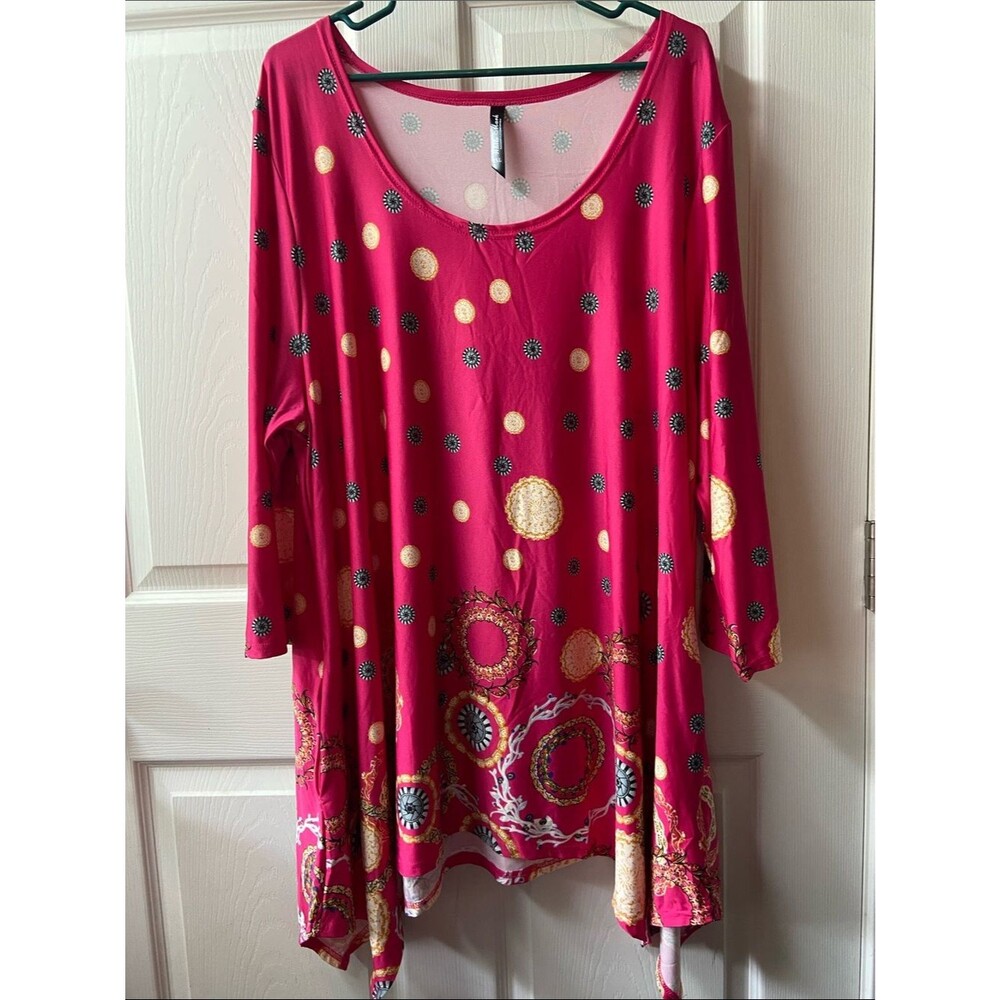 White Mark Fuchsia Scoop Neck Tunic with Gold & Black Medallion Print plus 4X